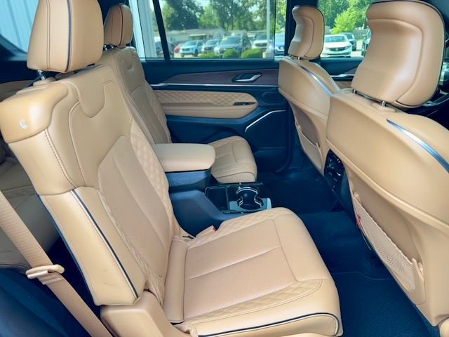 Used 2023 Jeep Grand Cherokee L Summit w/ Luxury Tech Group V AWD/4WD image 10