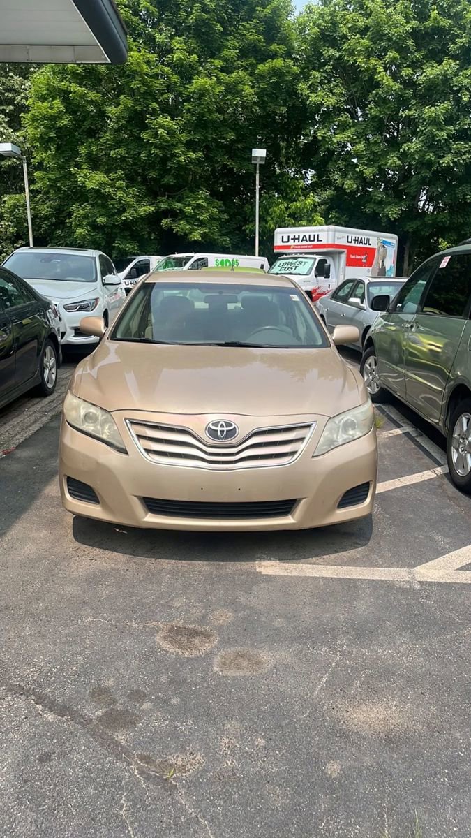 Used 2010 Toyota Camry LE image 1
