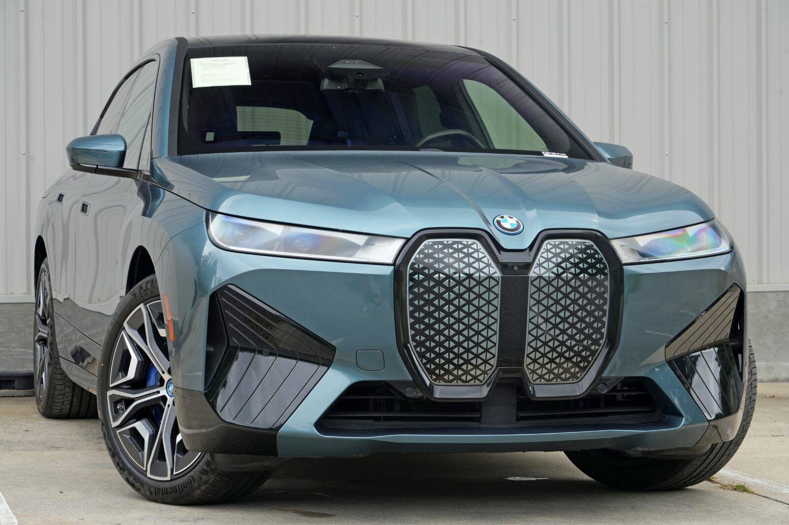 Used 2022 BMW iX xDrive50 w/ Sport Package AWD/4WD image 2