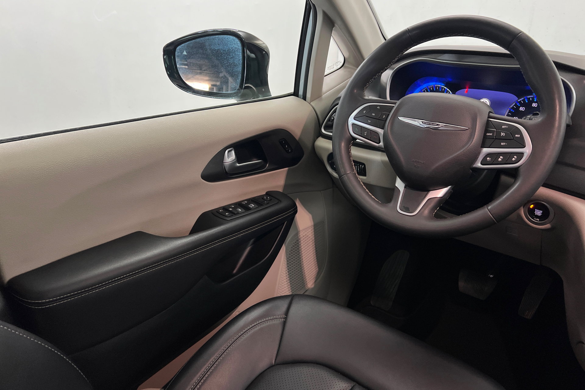 Used 2024 Chrysler Pacifica Touring-L FWD image 11