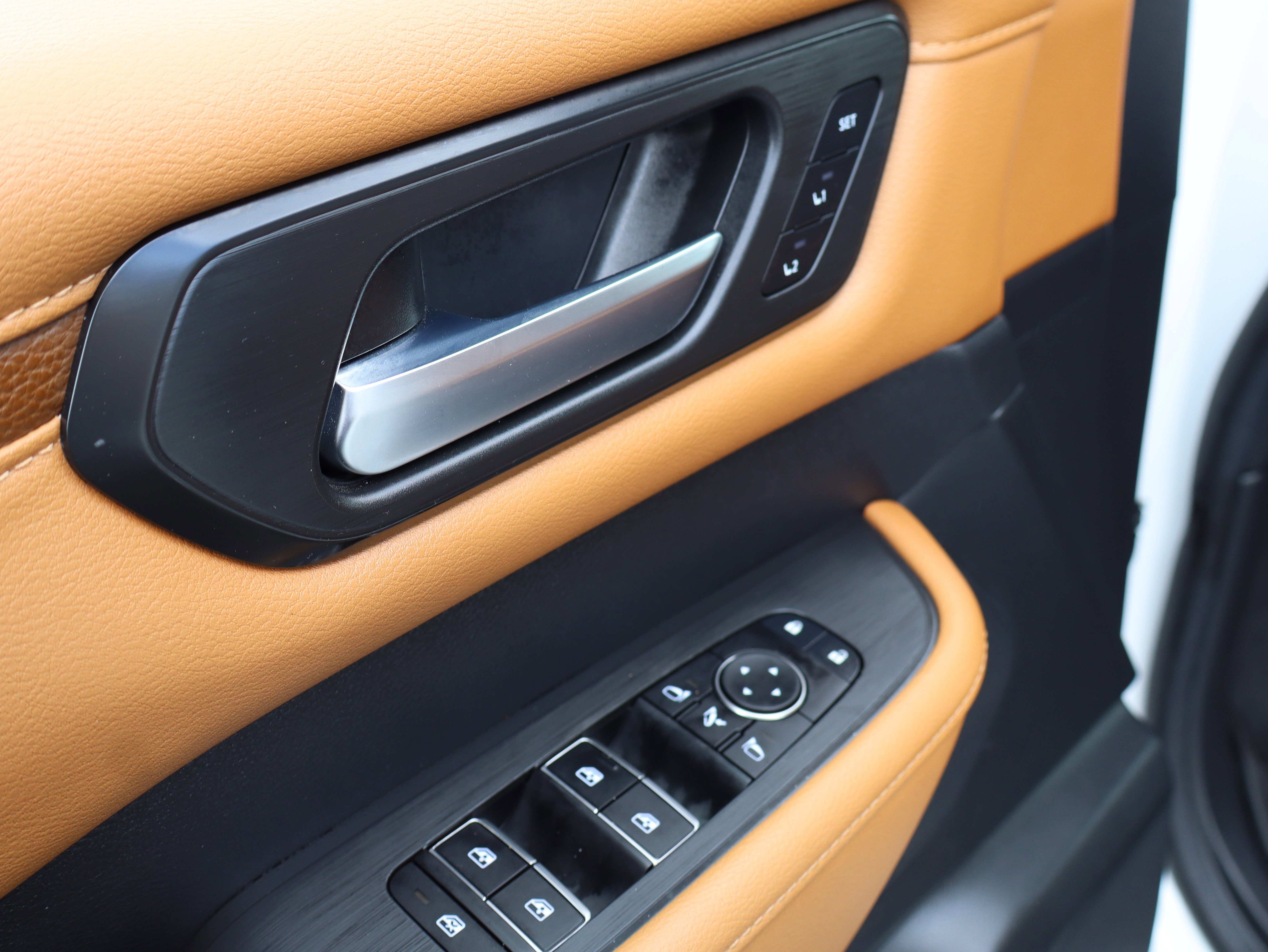 Used 2025 Nissan Armada SL w/ Captain's Chari Seat Package image 17