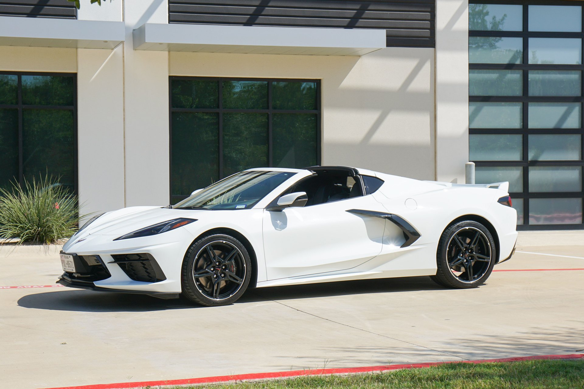 Used 2021 Chevrolet Corvette Stingray Preferred Cpe w/ Z51 Performance Package RWD image 2