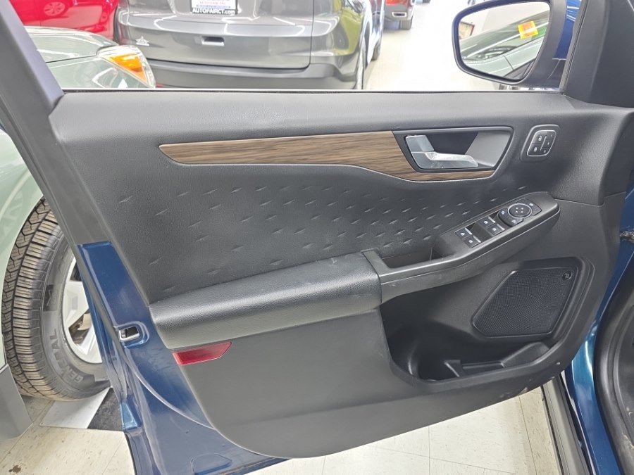 Used 2020 Ford Escape Titanium image 13