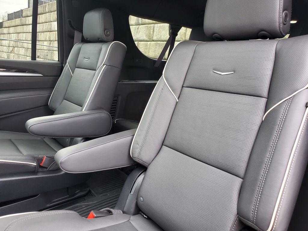 Certified 2025 Cadillac Escalade ESV Premium Luxury w/ Touring Package AWD/4WD image 38
