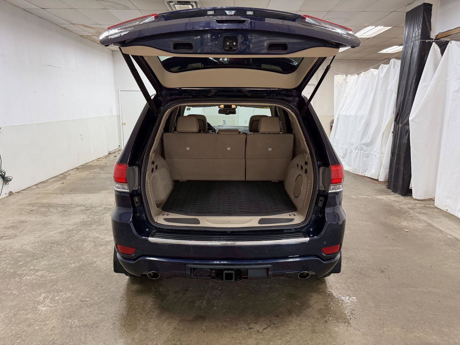 Used 2014 Jeep Grand Cherokee Overland w/ Advanced Technology Group AWD/4WD image 26