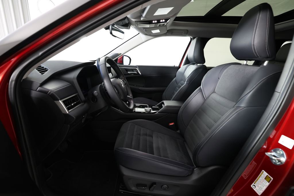 Used 2025 Mitsubishi Outlander SE image 17