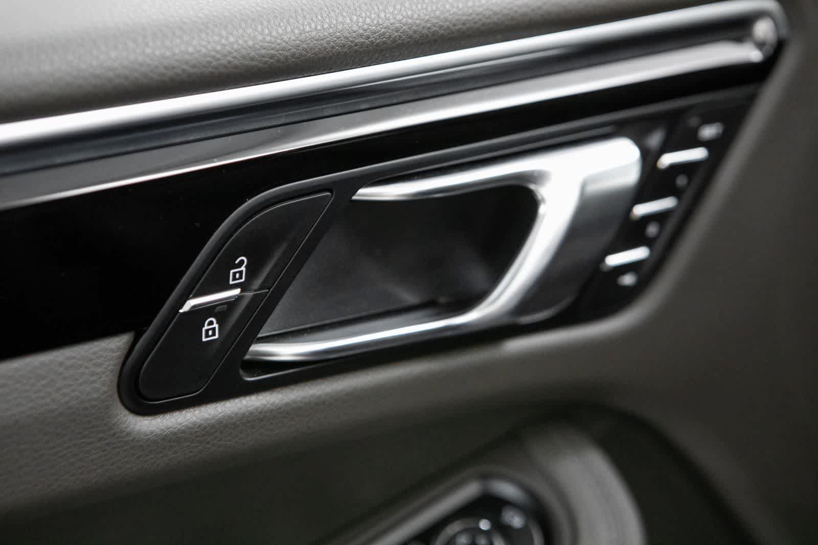 Certified 2023 Porsche Macan AWD/4WD image 25