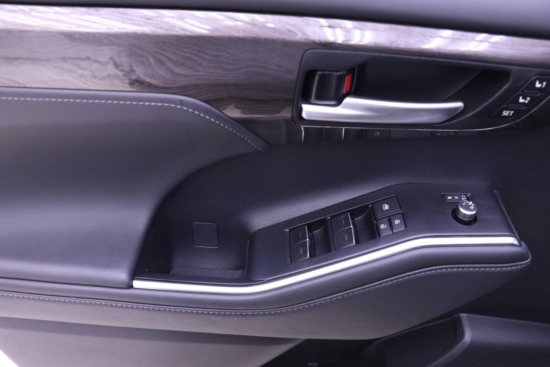 Used 2025 Toyota Highlander Limited image 8