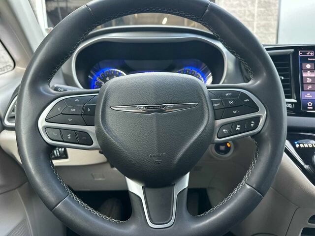 Used 2023 Chrysler Pacifica Touring-L FWD image 27