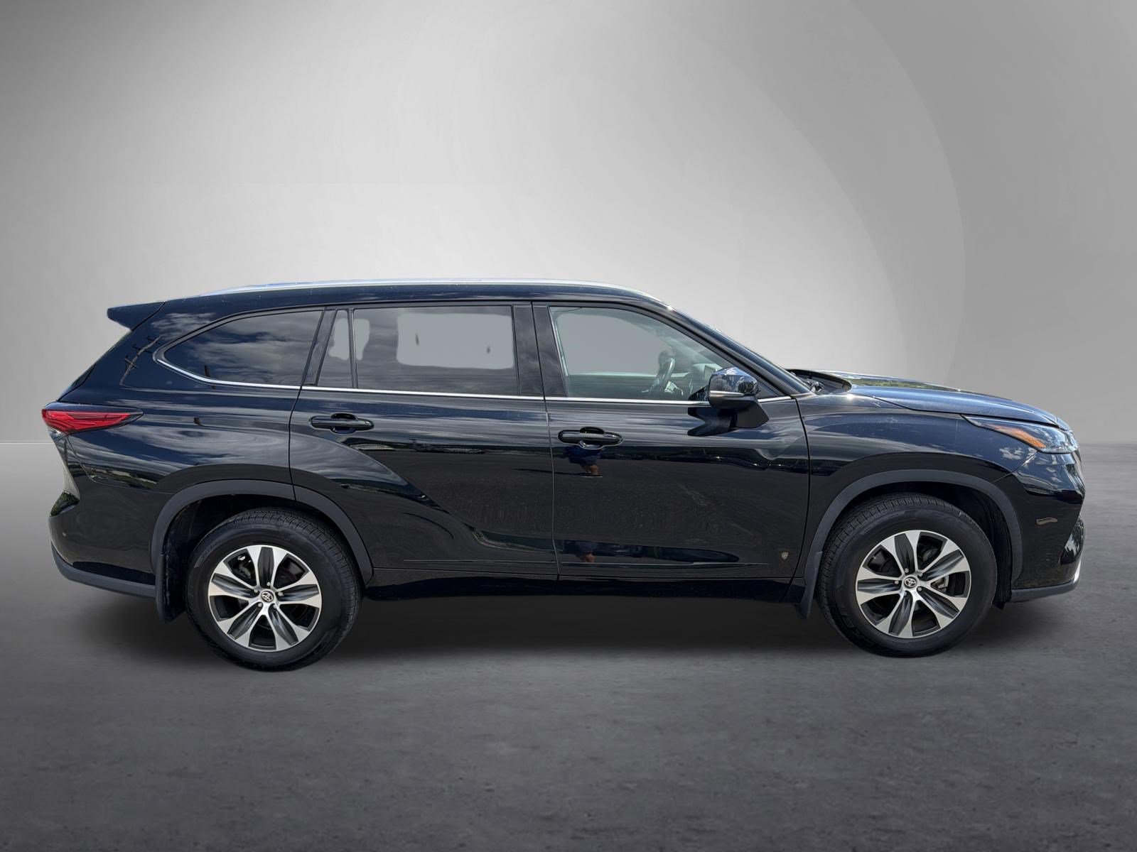 Used 2021 Toyota Highlander XLE AWD/4WD image 2