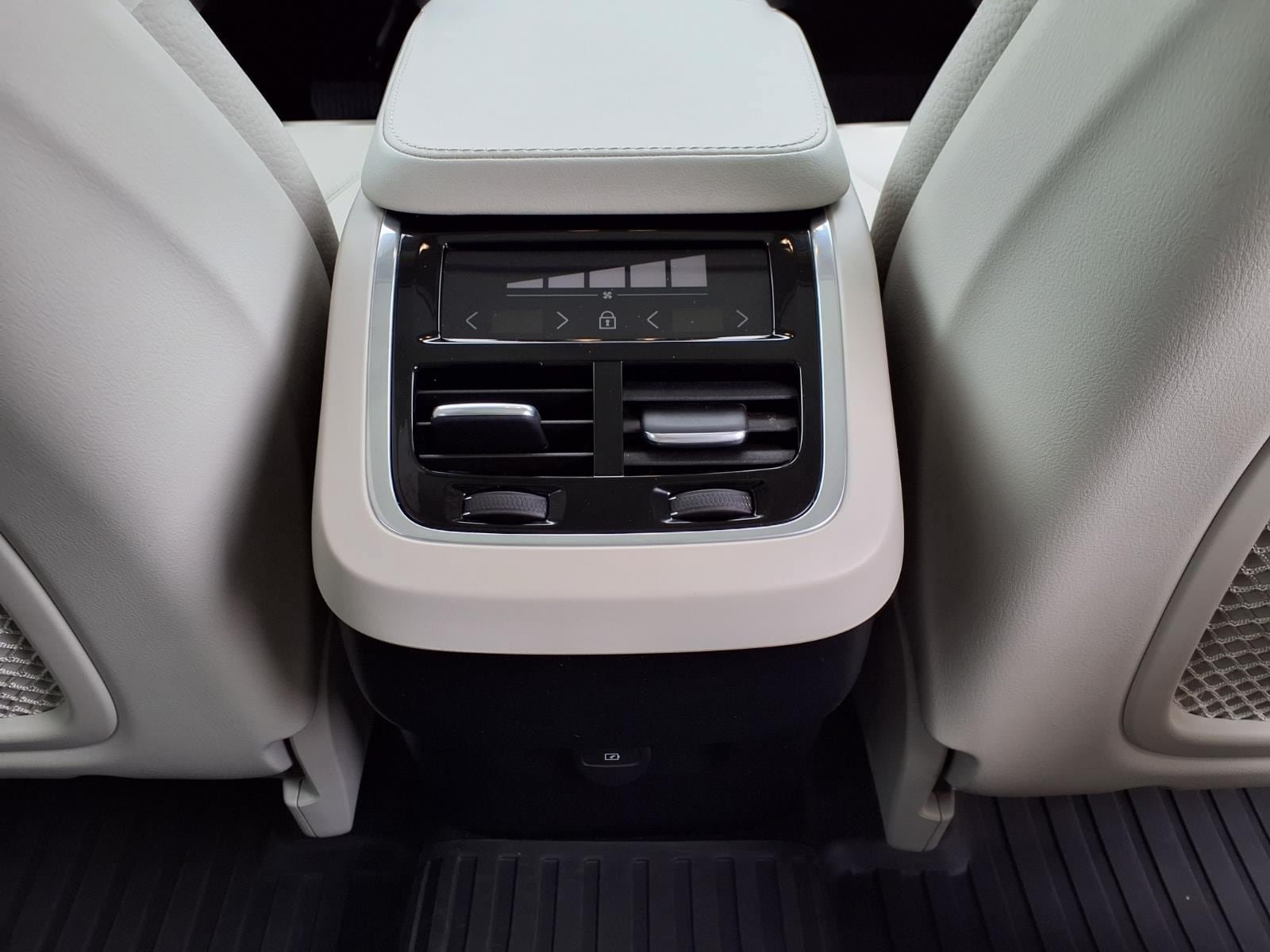 Used 2025 Volvo XC90 B5 Core w/ Protection Package Premier AWD/4WD image 16