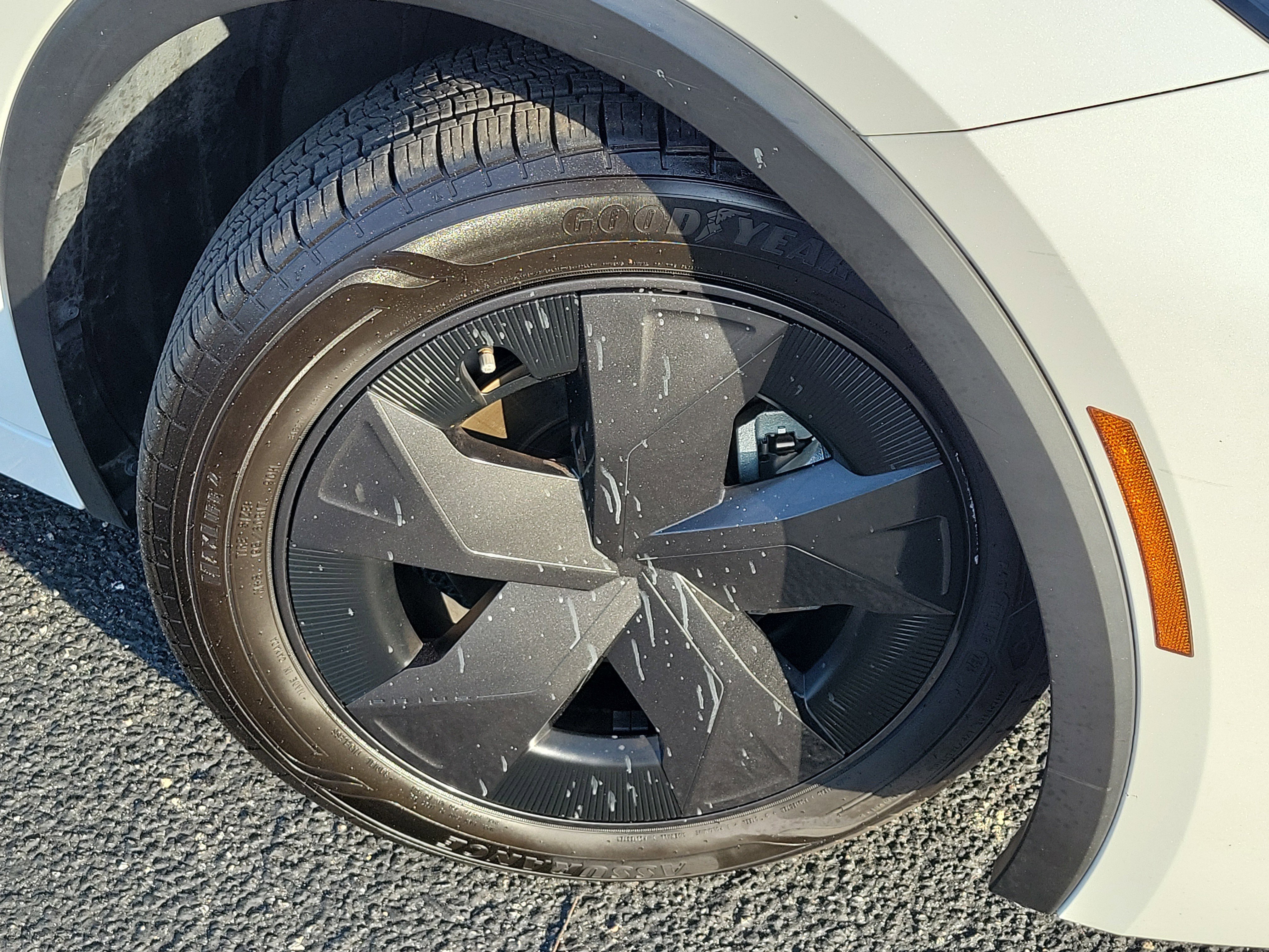 Used 2023 Toyota Prius LE FWD image 8