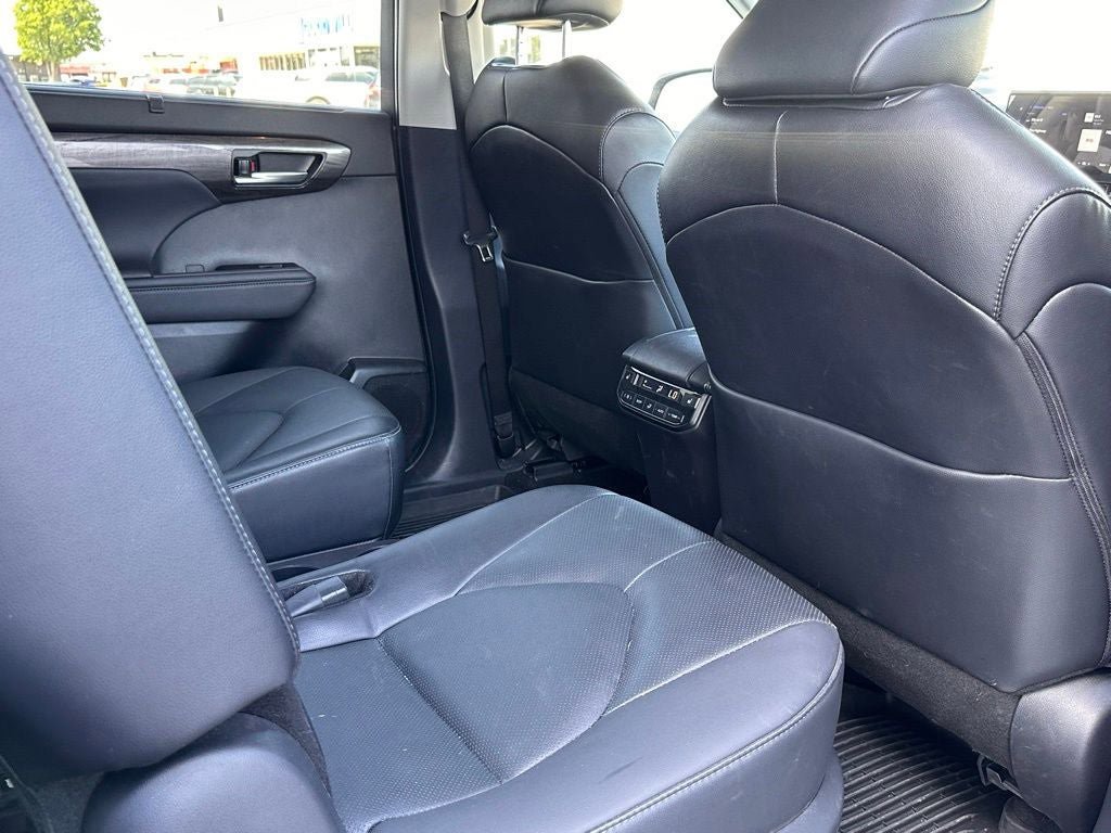 Used 2024 Toyota Highlander Platinum AWD/4WD image 16