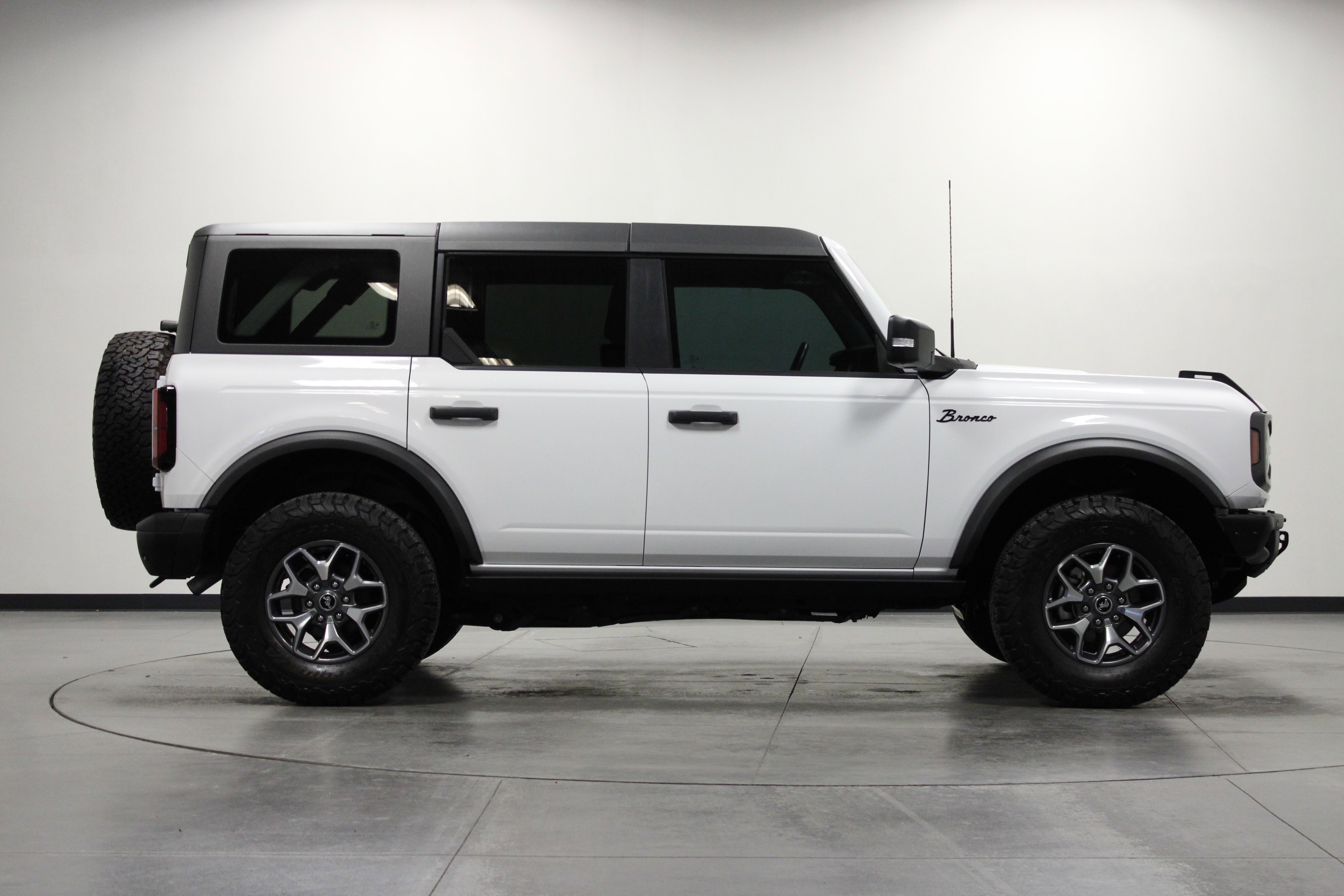 Used 2024 Ford Bronco Badlands image 3