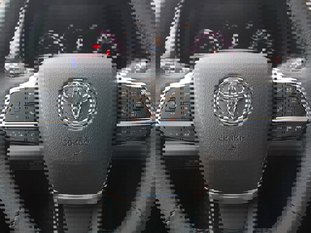 Used 2025 Toyota Sienna XLE image 9