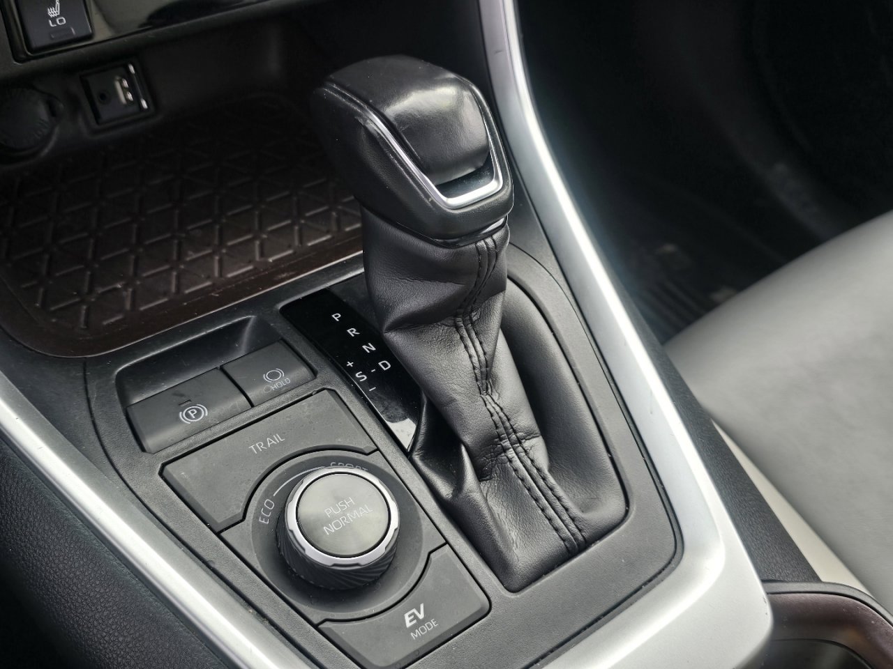 Used 2019 Toyota RAV4 Limited image 24