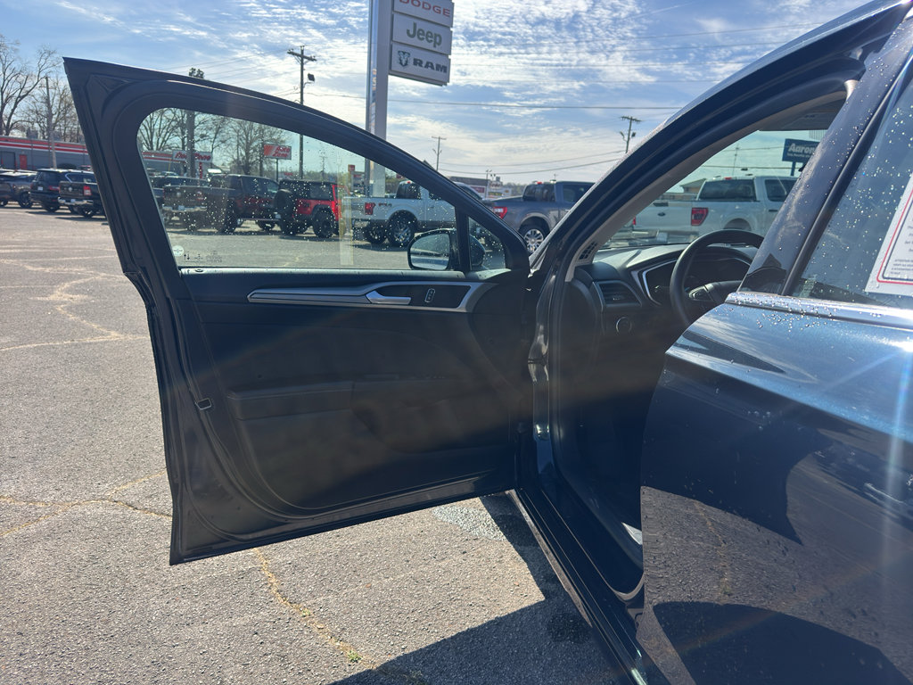 Used 2020 Ford Fusion SE image 18