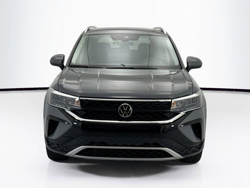 Used 2023 Volkswagen Taos SE w/ Black Wheel Package FWD image 2