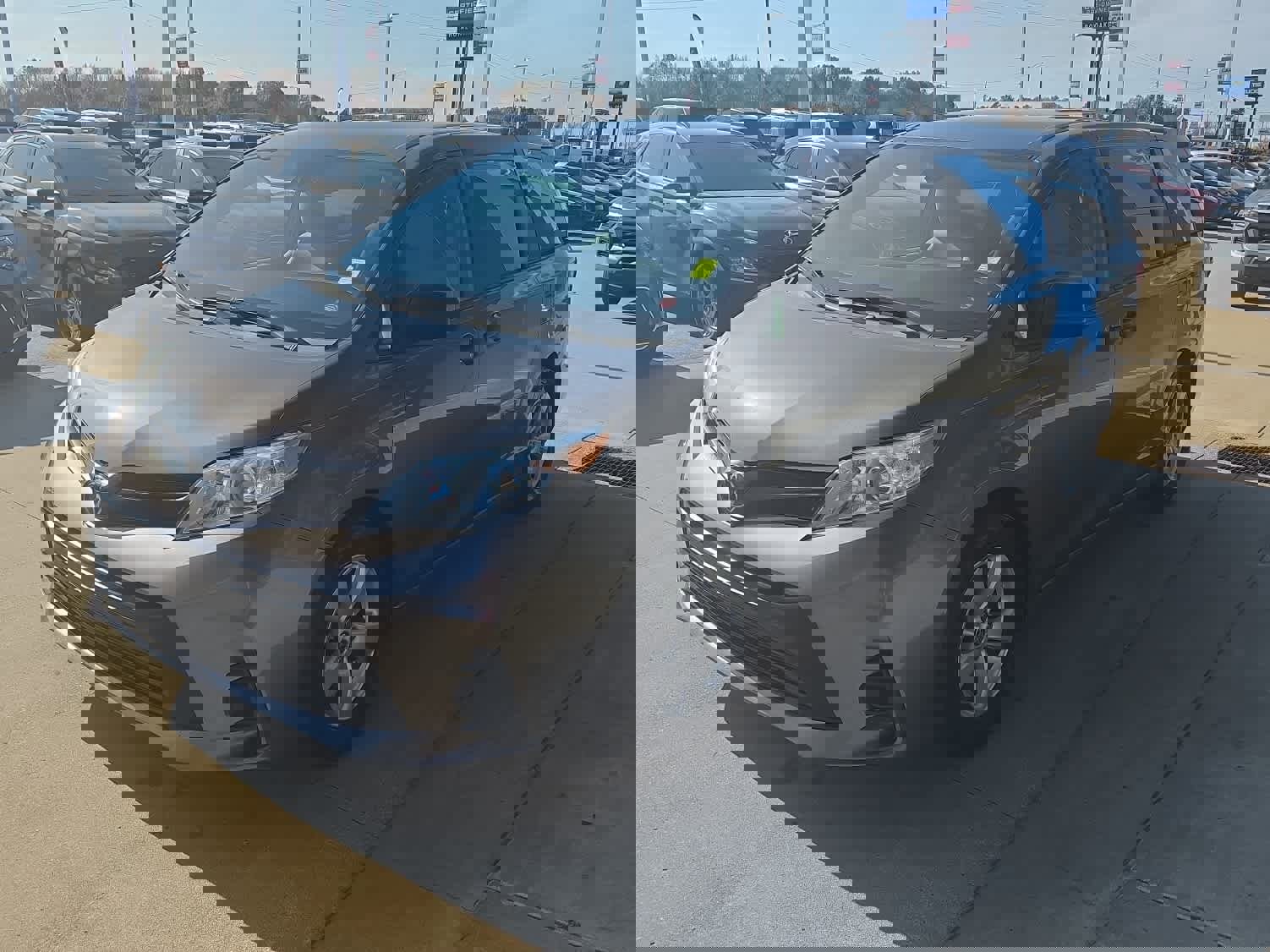 Used 2020 Toyota Sienna L image 5