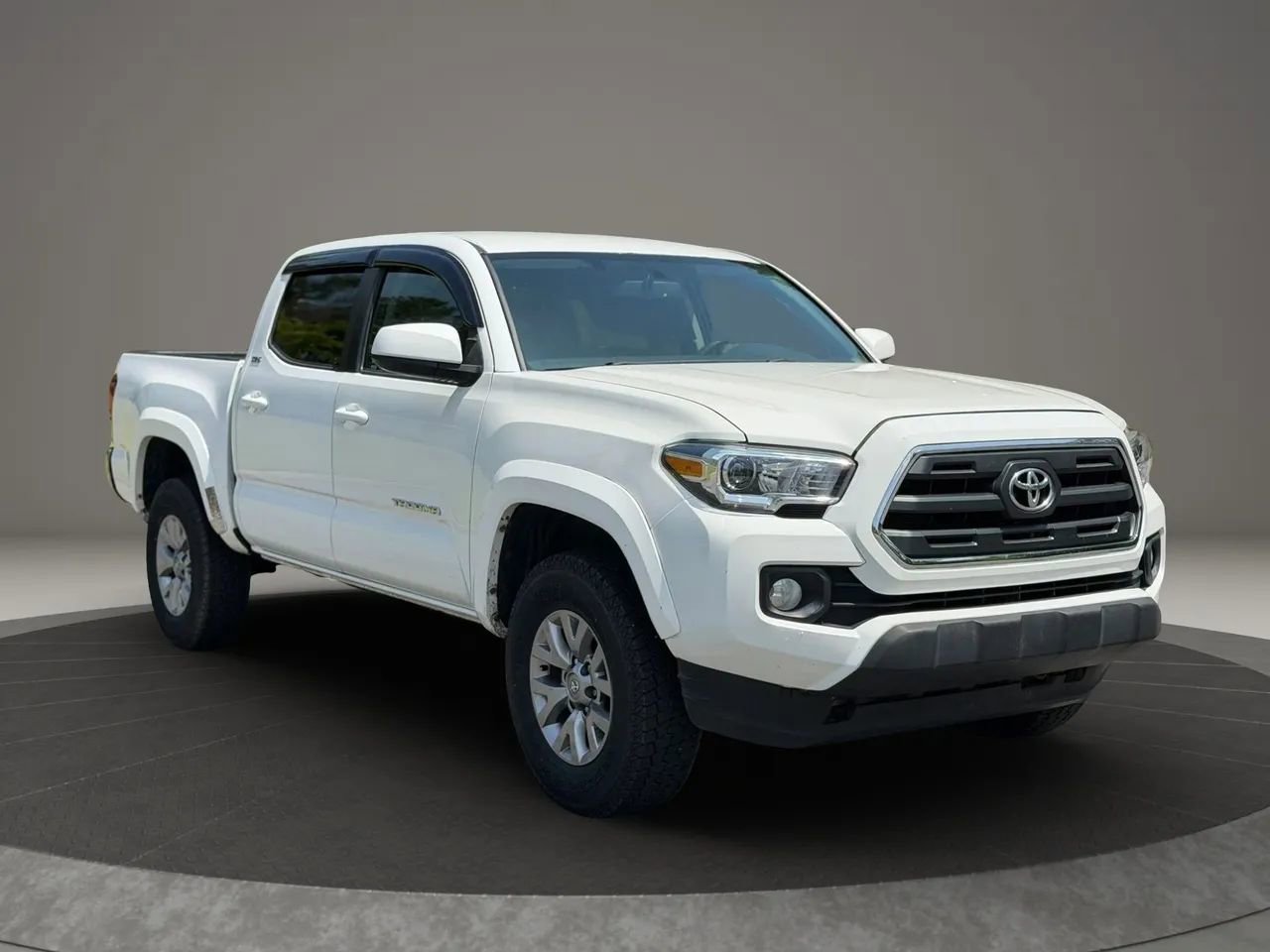 Used 2017 Toyota Tacoma SR5 w/ Tow Package RWD image 3