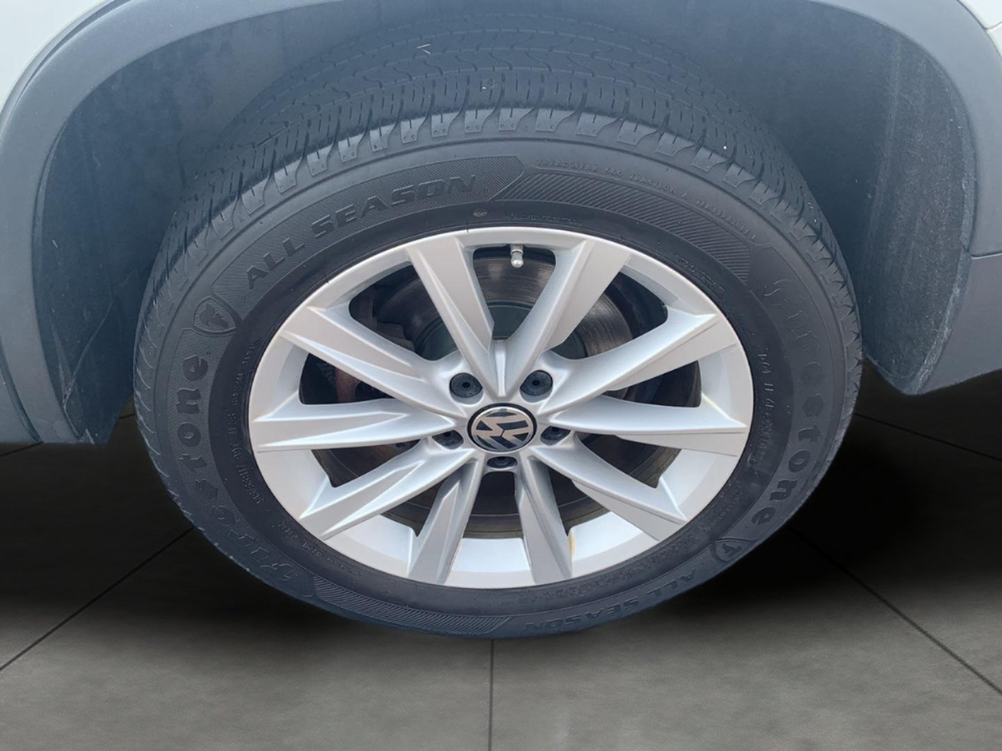 Used 2017 Volkswagen Tiguan Limited w/ Alloy Wheels Package AWD/4WD image 18