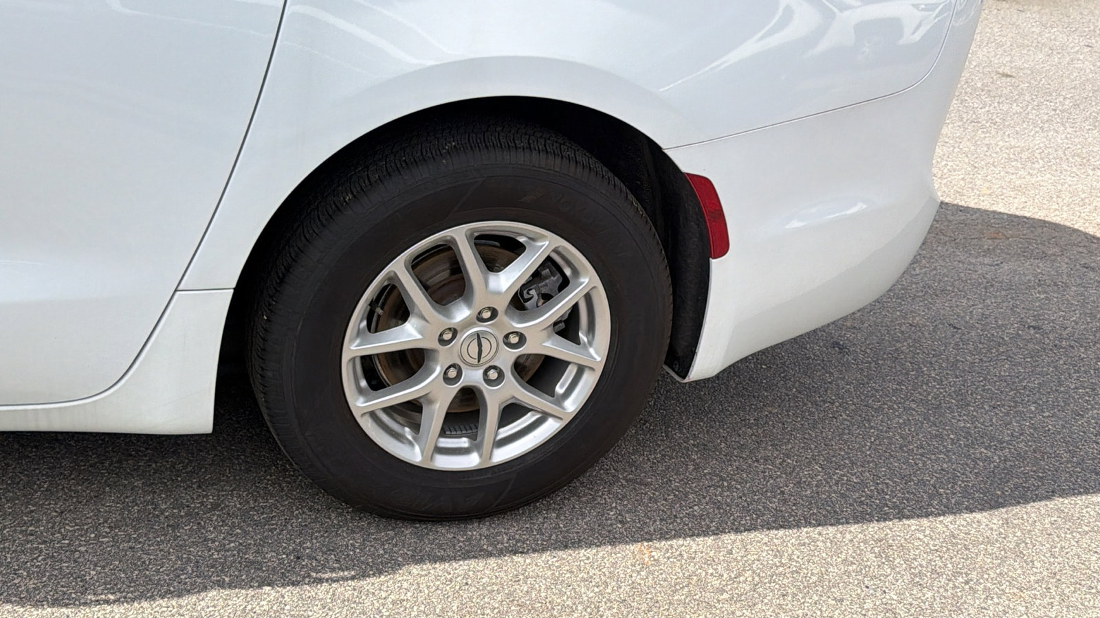 Used 2024 Chrysler Pacifica Touring-L image 12