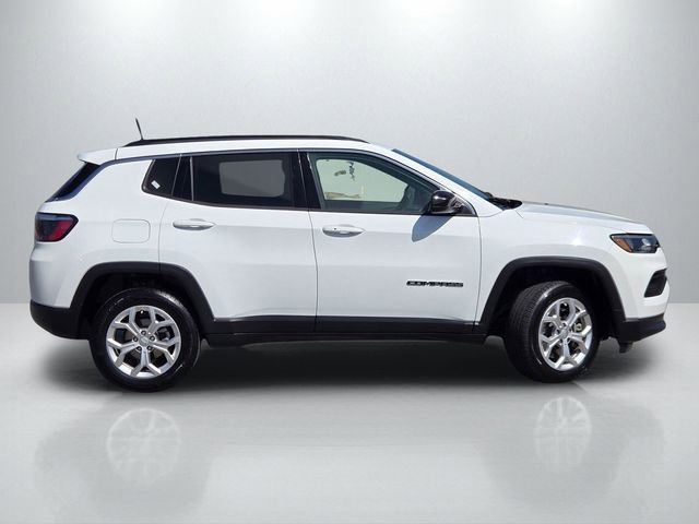 Used 2024 Jeep Compass Latitude AWD/4WD image 3