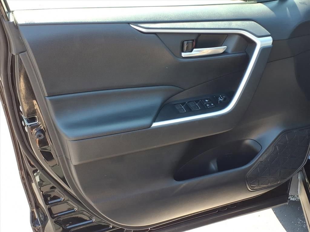 Used 2022 Toyota RAV4 XLE FWD image 17
