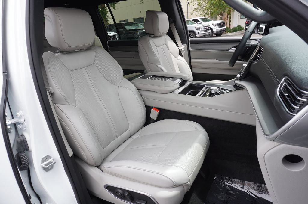 Used 2025 Jeep Wagoneer 2WD image 13