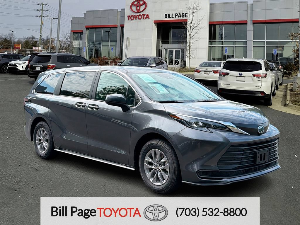 Used 2025 Toyota Sienna LE FWD image 1