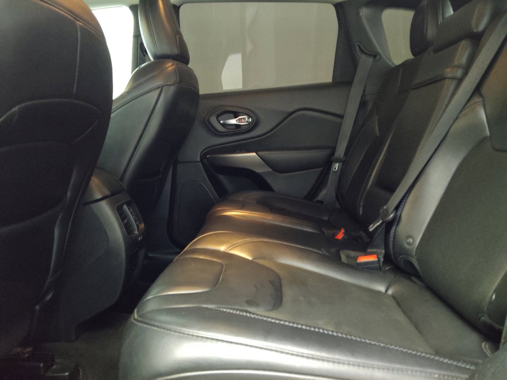Used 2019 Jeep Cherokee Latitude Plus FWD image 18