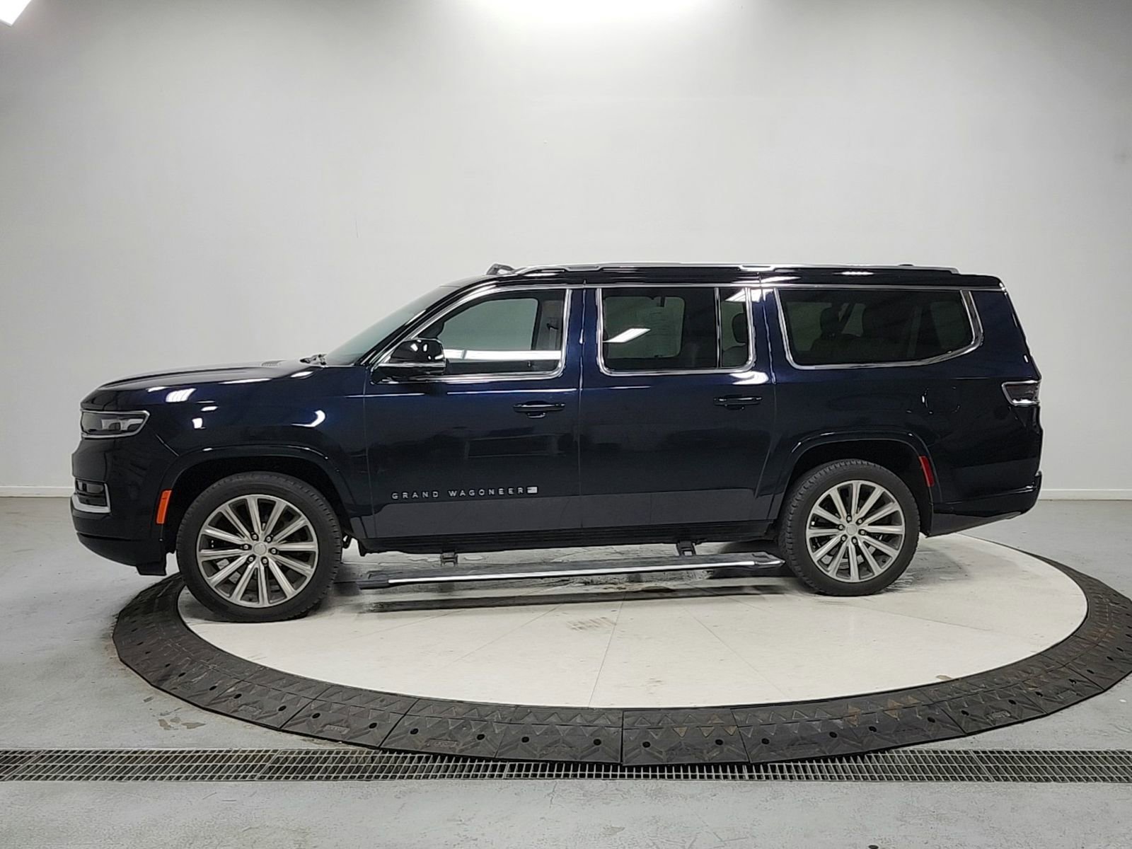 Used 2023 Jeep Grand Wagoneer L Series II w/ Convenience Group III AWD/4WD image 4