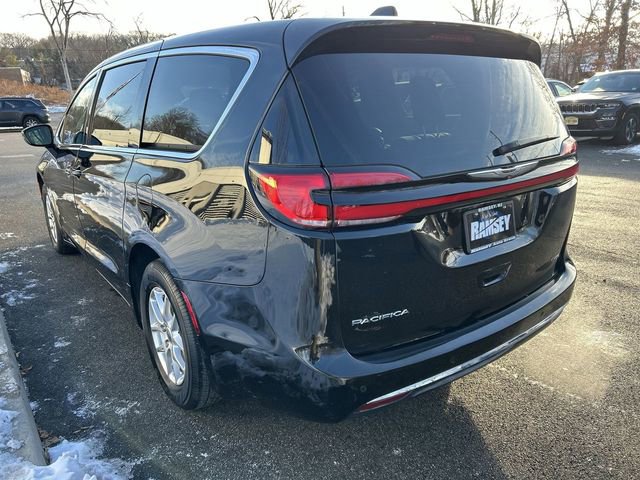 Used 2024 Chrysler Pacifica Touring-L image 6