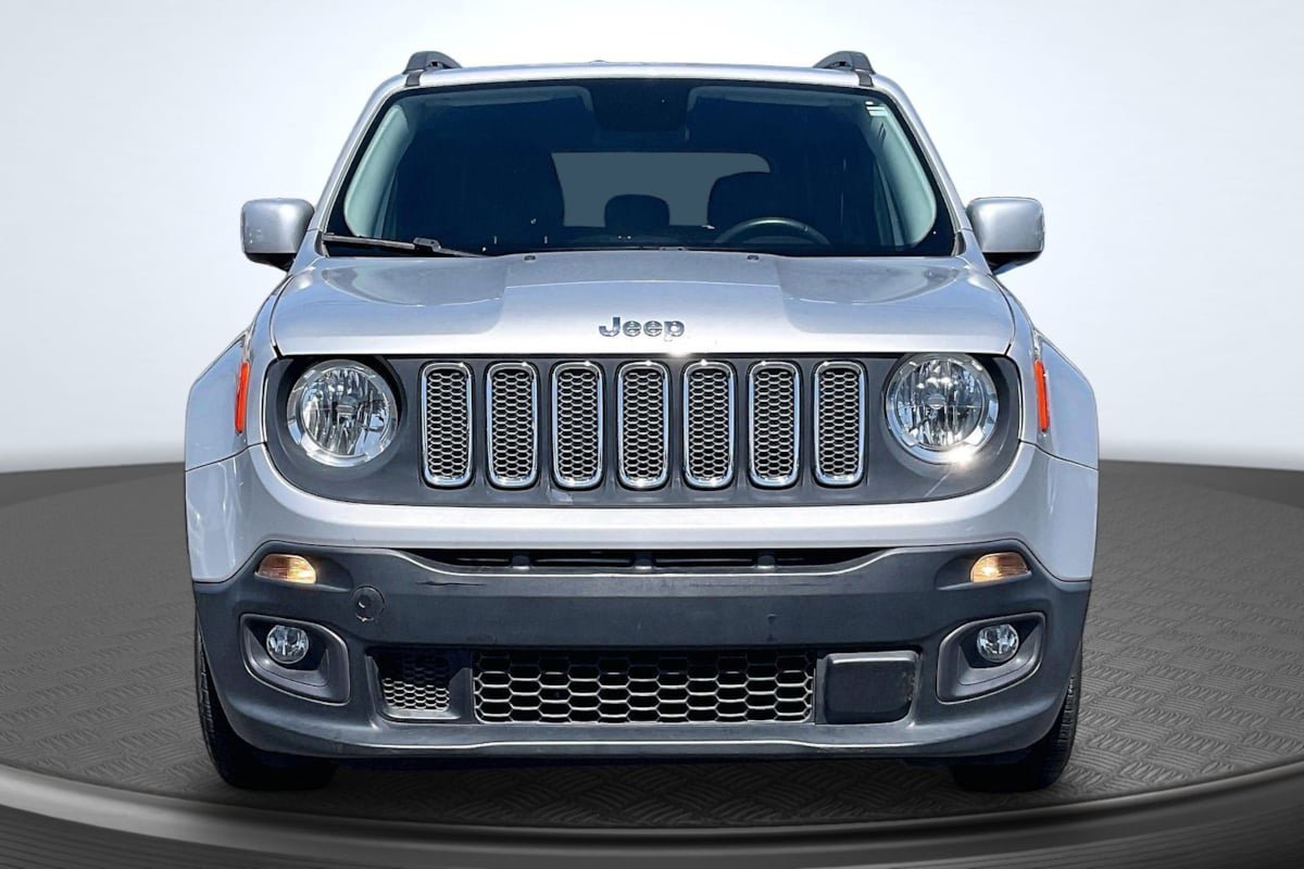Used 2015 Jeep Renegade Latitude FWD image 3