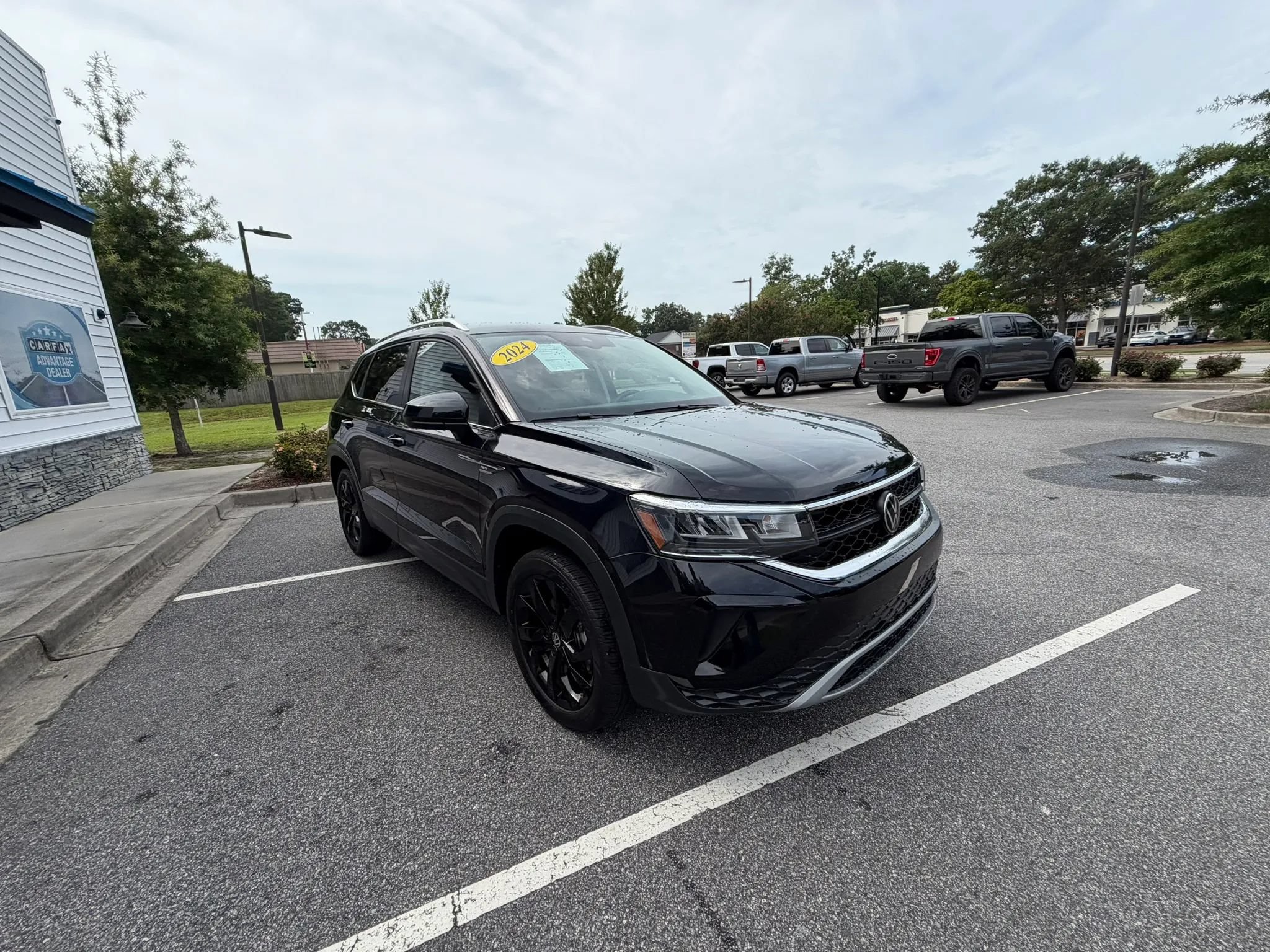 Used 2024 Volkswagen Taos SE FWD image 4