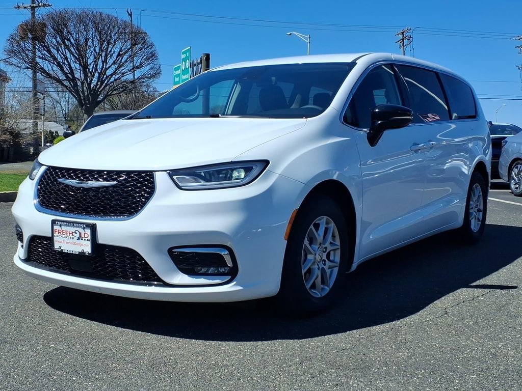 Used 2024 Chrysler Pacifica Touring-L image 3