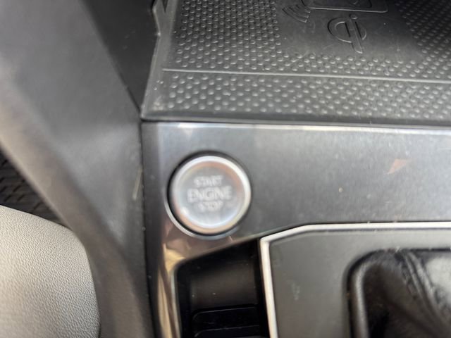 Used 2020 Volkswagen Tiguan SE w/ Panoramic Sunroof Package image 17