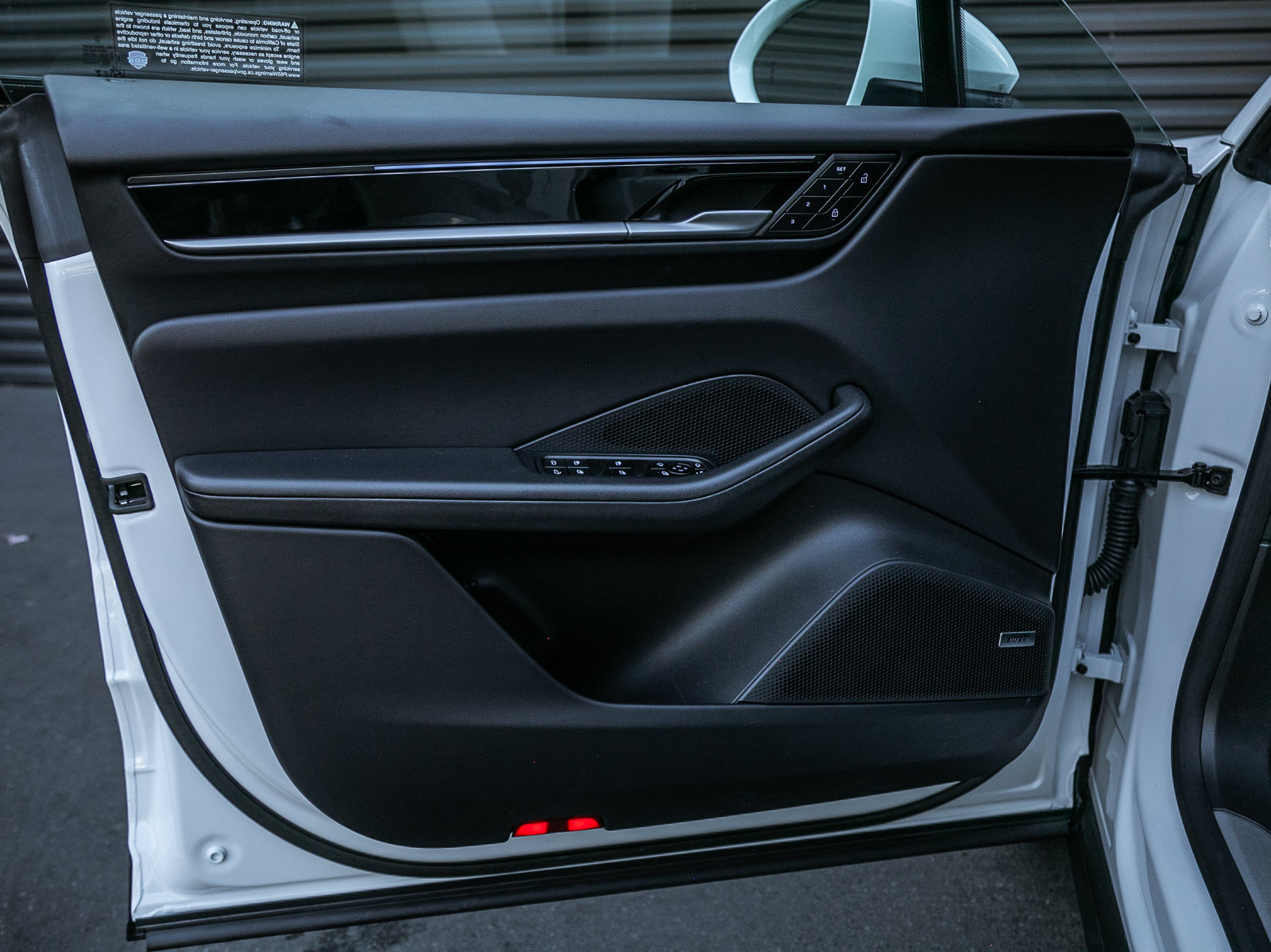 Certified 2025 Porsche Macan Electric RWD image 17