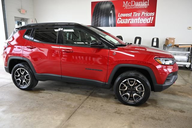 Used 2025 Jeep Compass Trailhawk AWD/4WD image 4