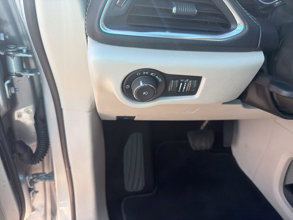 Used 2024 Chrysler Pacifica Limited image 11