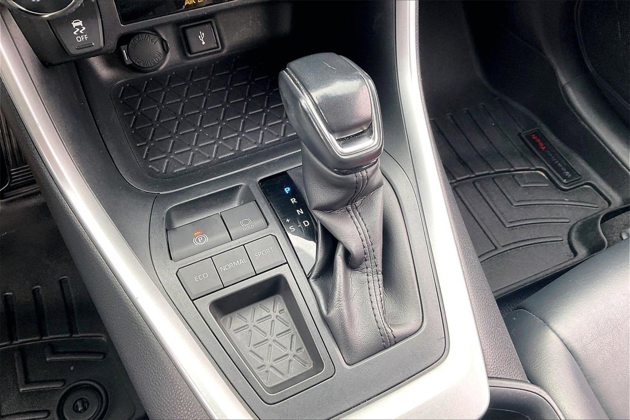 Used 2020 Toyota RAV4 XLE Premium image 32