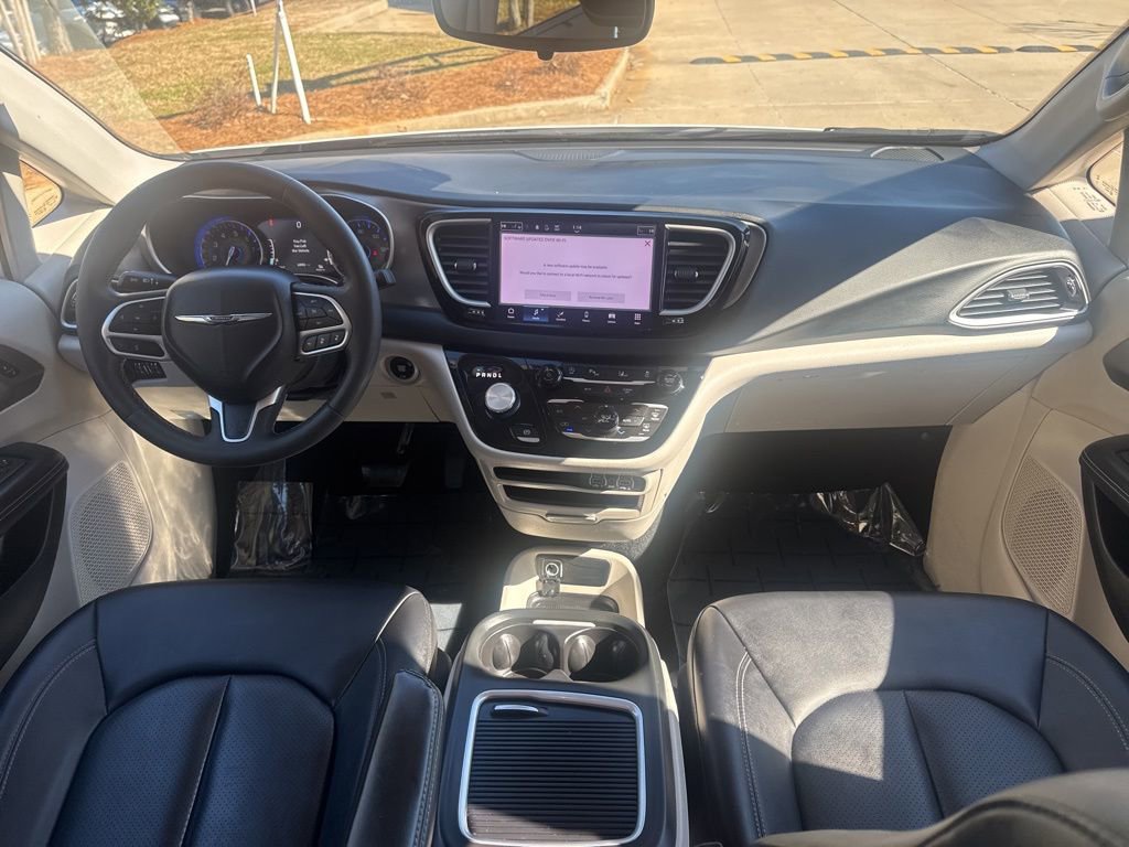 Used 2024 Chrysler Pacifica Touring-L image 22