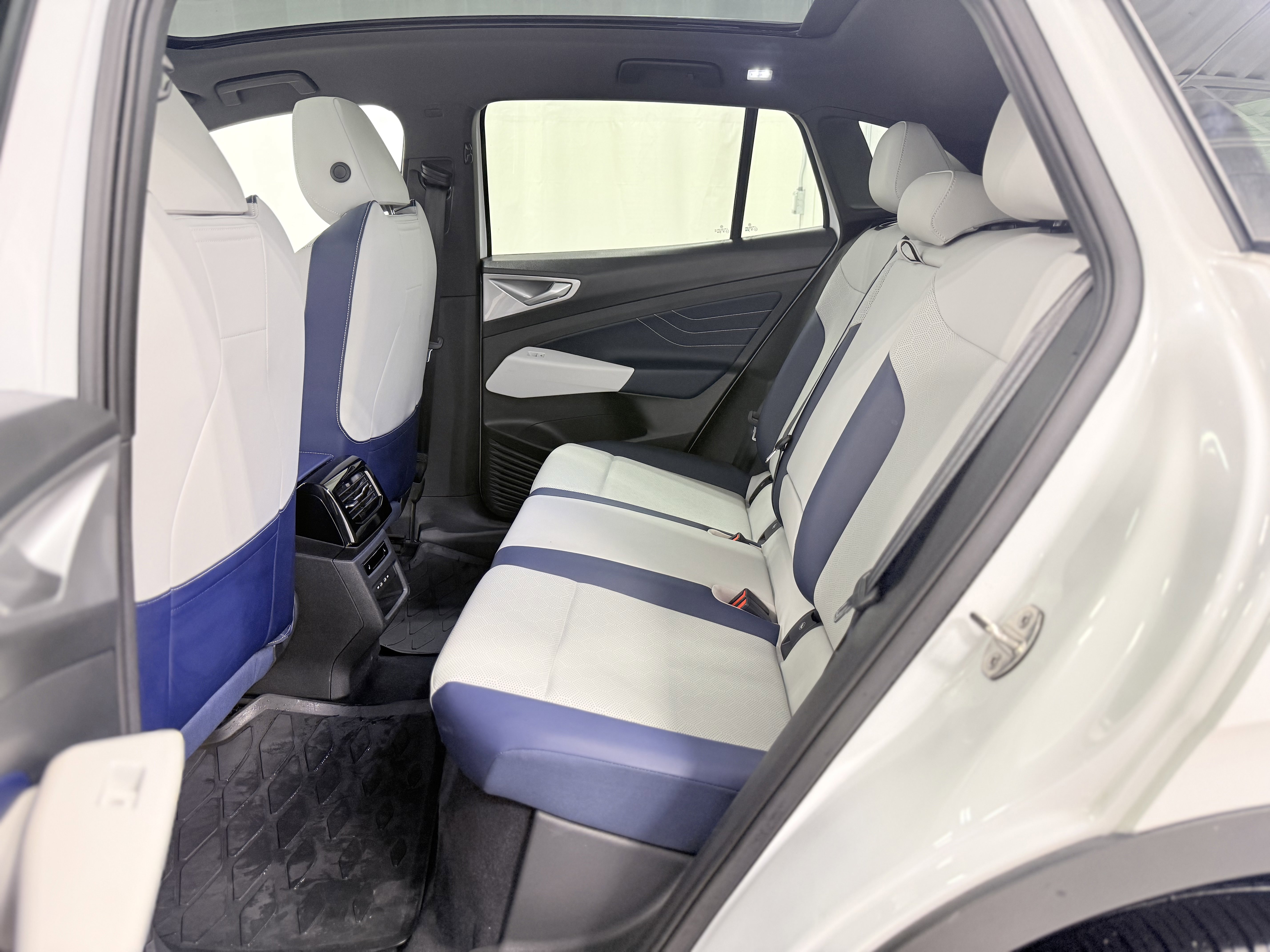 Used 2023 Volkswagen ID.4 Pro S Plus image 25