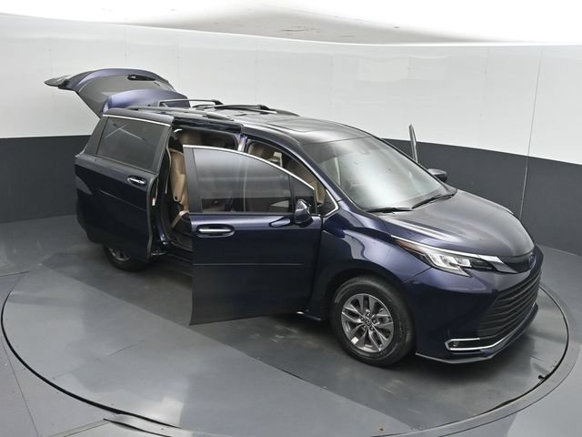 Used 2023 Toyota Sienna XLE FWD image 62