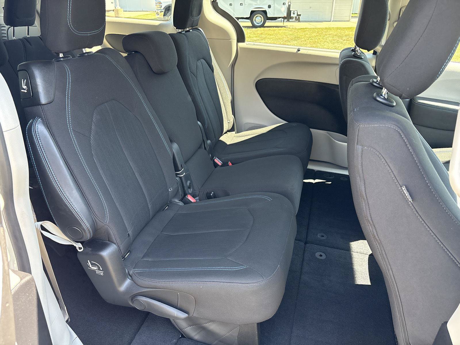Used 2021 Chrysler Pacifica Touring FWD image 14