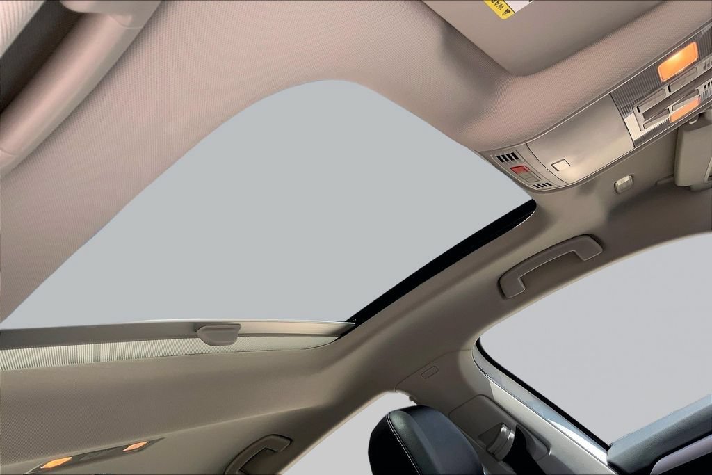 Certified 2025 Volkswagen Jetta SE w/ Sunroof Package FWD image 21