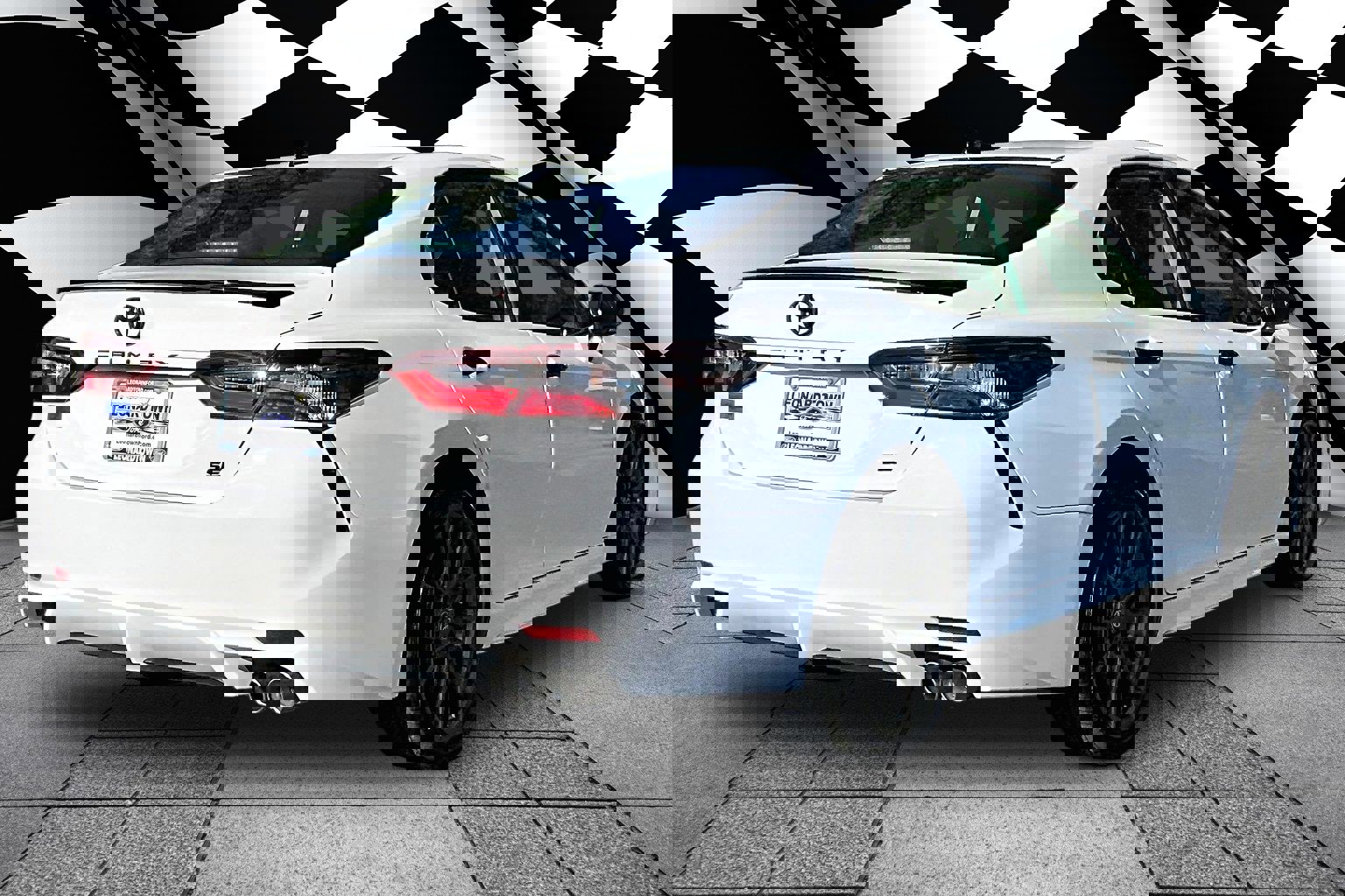 Used 2023 Toyota Camry SE image 2