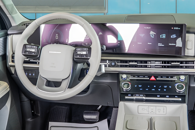 Certified 2025 Hyundai Santa Fe SEL FWD image 12