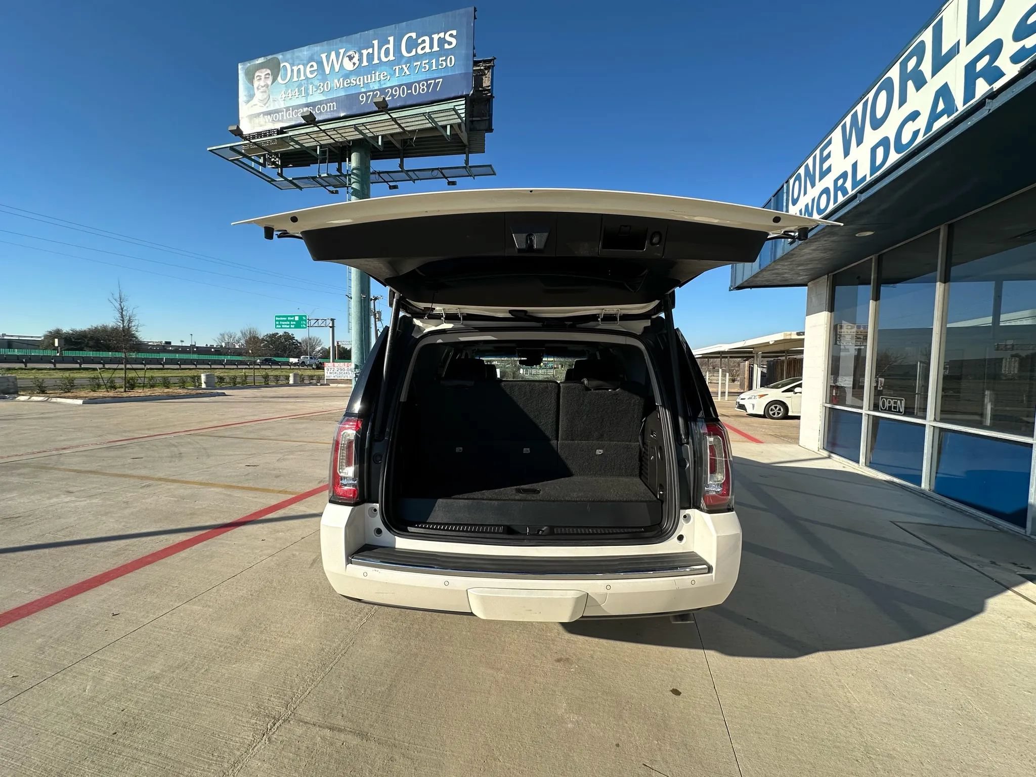 Used 2015 GMC Yukon Denali w/ Premium Package AWD/4WD image 9