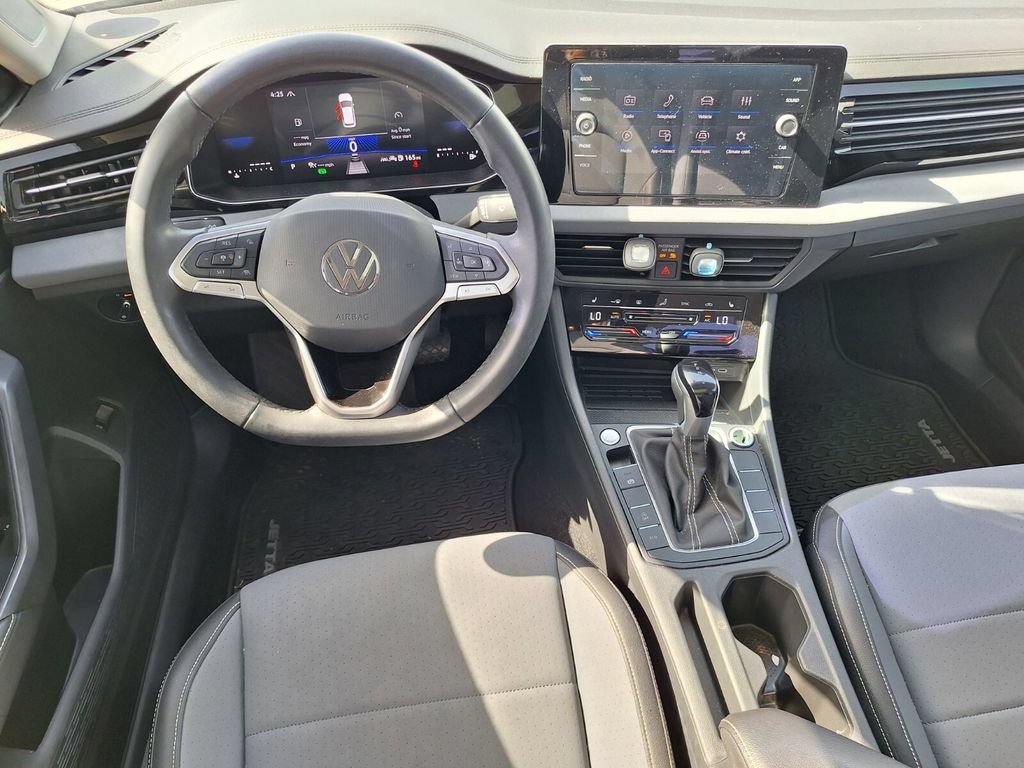 Used 2025 Volkswagen Jetta SE FWD image 11